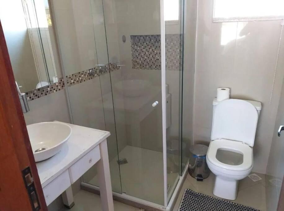 Linda Casa Em Com 04 Quartos, Piscina, Hidro E Area Gourmet Búzios
